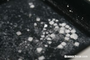 Kristalle in einem flachen Gefäss züchten