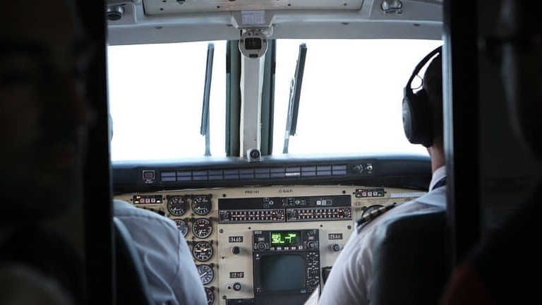 Piloten im Cockpit