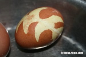 Eier mit Zwiebelschalen färben, color eggs with onion skin, Bernice Zieba