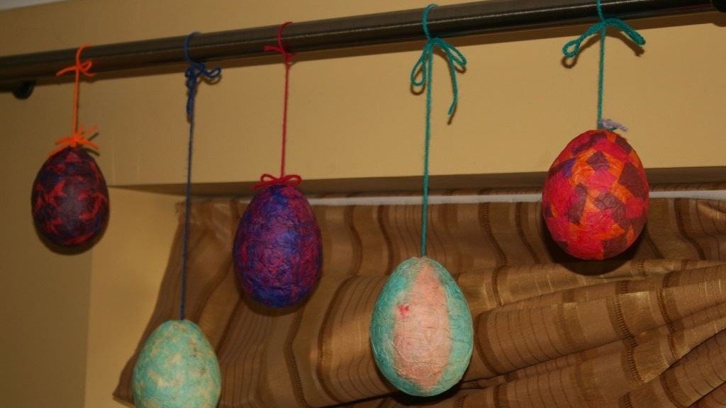 Easter Eggs made of Tissue Paper Mâché