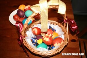 Ostereier färben / Colouring Easter Eggs, Bernice Zieba