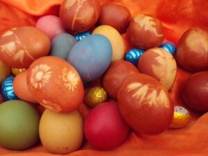 Easter eggs dyed with onion skin and plant prints, Ostereier gefärbt mit Zwiebelschalen und mit Pflanzenabdrücke